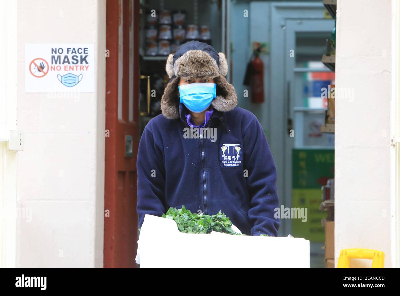 Londra, Regno Unito, 10 febbraio 2021. China Town a Londra si prepara per il Capodanno lunare venerdì 12 febbraio e l'inizio dell'anno dell'Ox. Le restrizioni di Covid e il freddo tempo rendono quest'anno un evento chiave basso. Monica Wells/Alamy Live News Foto Stock