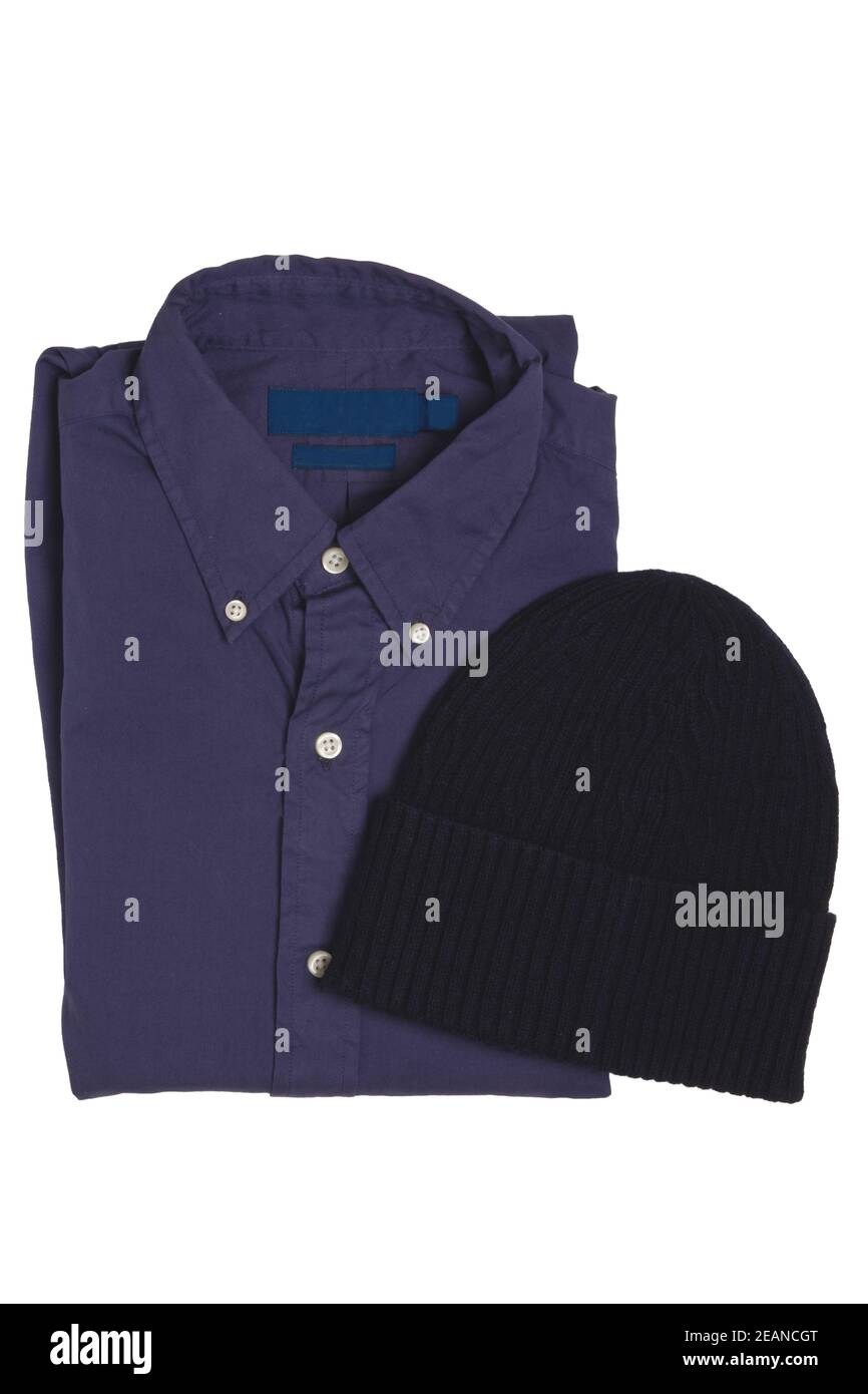 Chiusura di una elegante camicia ripiegata blu scuro e cappuccio o cappuccio nero isolato su sfondo bianco. Abbigliamento alla moda uomo. Foto Stock
