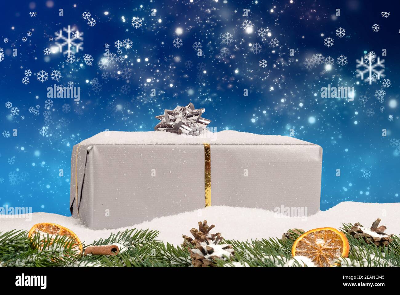 Primo piano di un regalo di Natale con un bellissimo sfondo blu di verricello Foto Stock