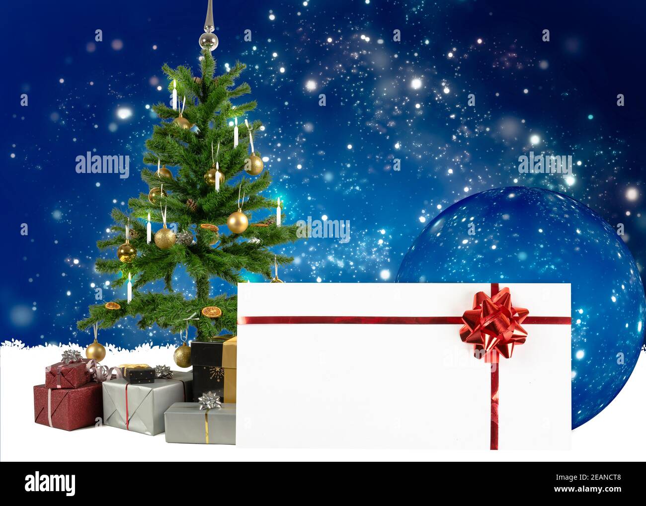 Biglietto d'auguri di Natale con un albero di Natale e busta sopra sfondo blu Foto Stock