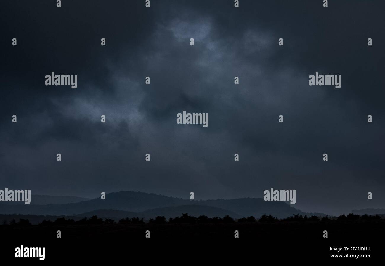 Belle nuvole sulle montagne di Crimea. Sole di mattina sopra le nuvole. Foto Stock
