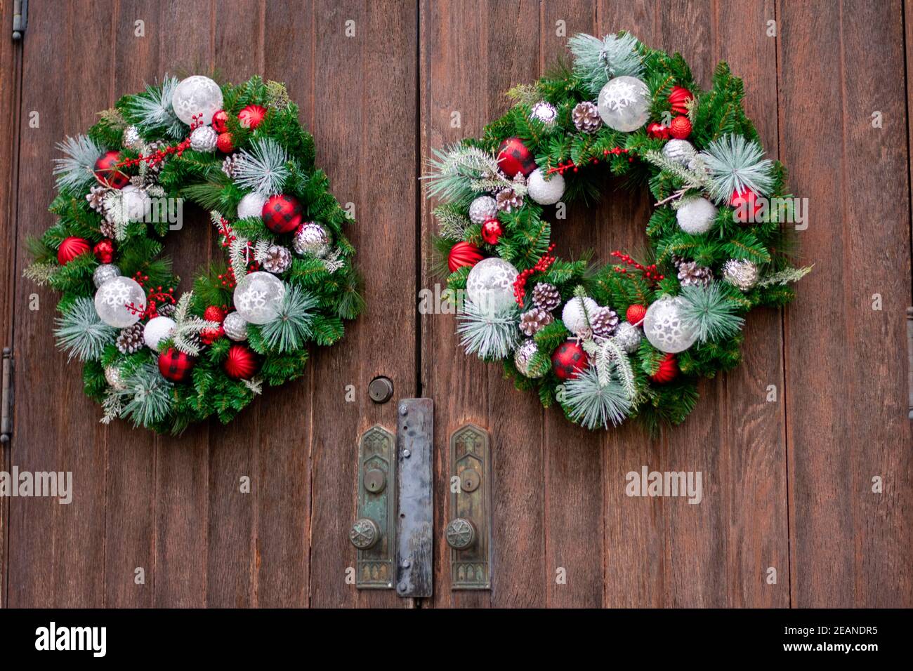 Due Wreathes di Natale su una porta di legno Foto Stock