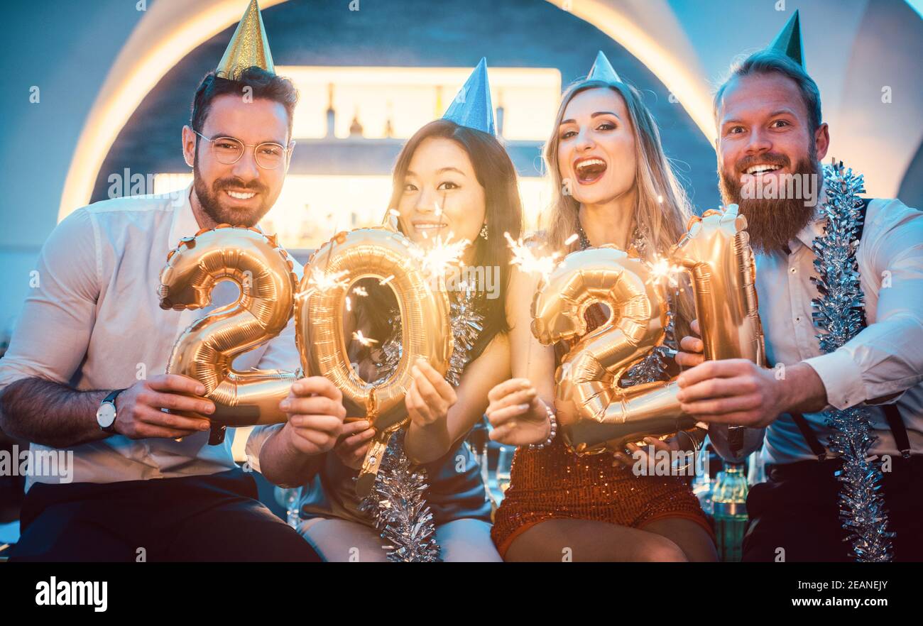 Uomini e donne che festeggiano il nuovo anno 2021 Foto Stock