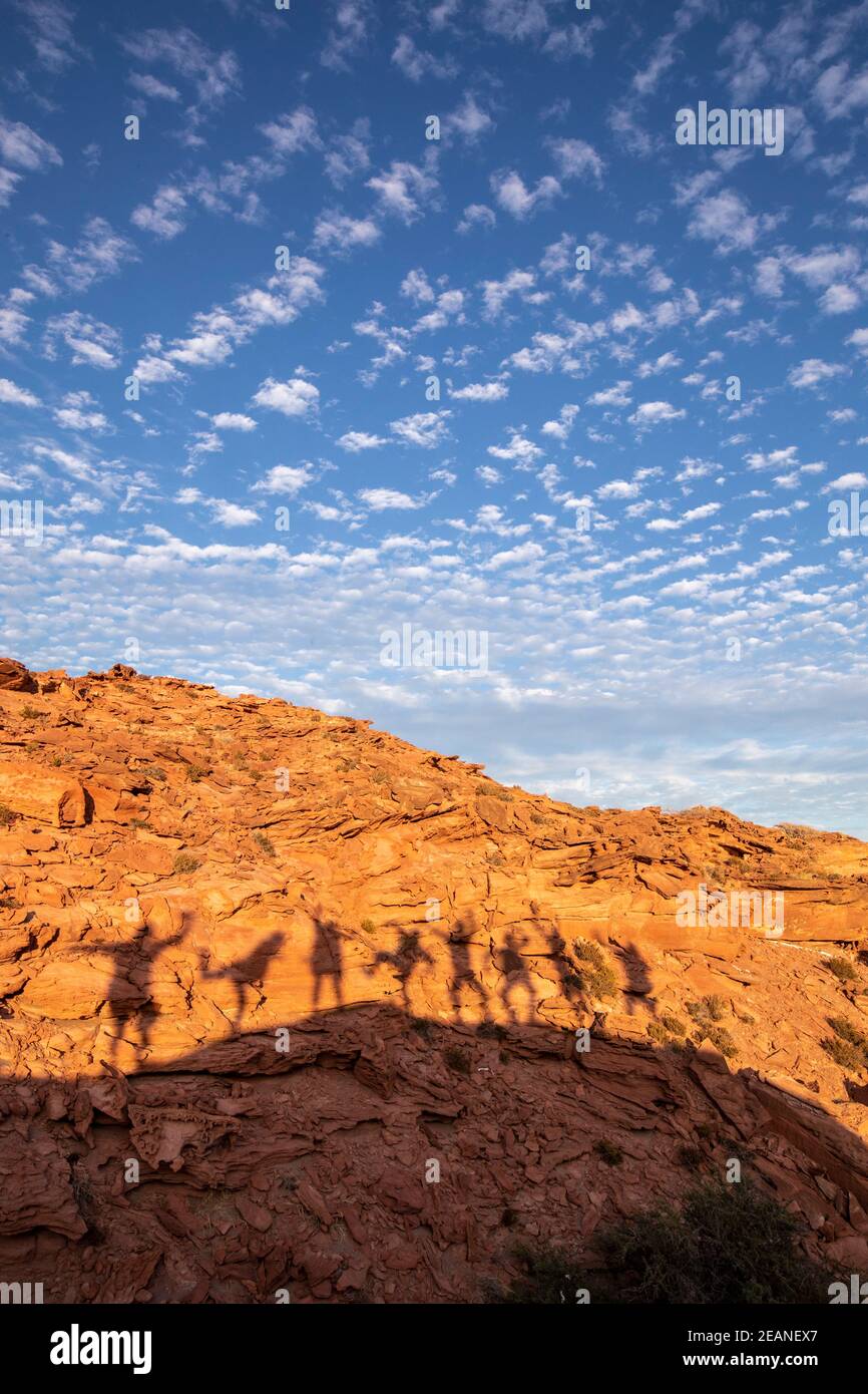 Le ombre dei popoli sul vento formarono formazioni di arenaria a Los Gatos, Baja California sur, Messico, Nord America Foto Stock