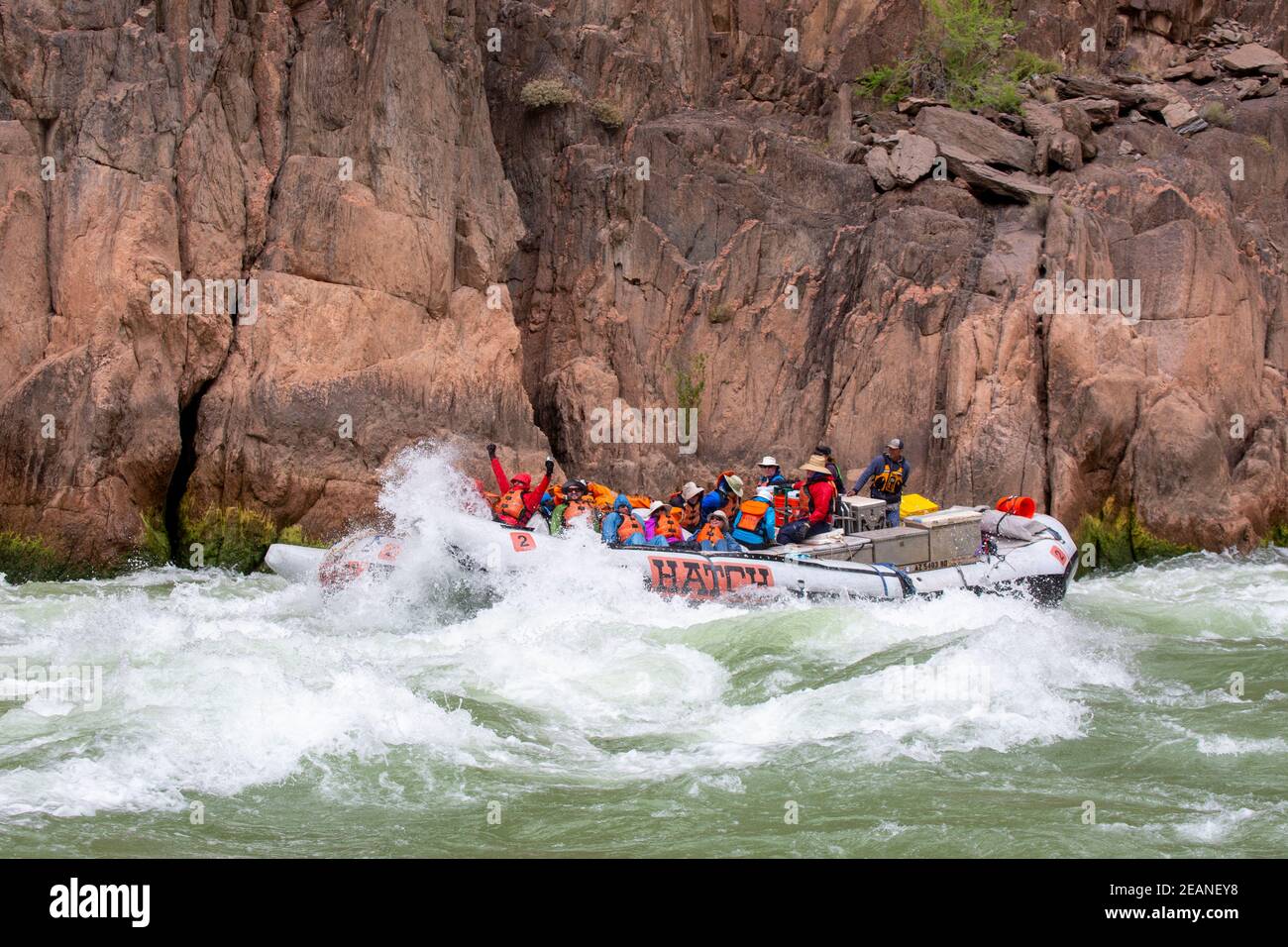 Sparare le rapide in una zattera sul fiume Colorado, Grand Canyon National Park, patrimonio dell'umanità dell'UNESCO, Arizona, Stati Uniti d'America Foto Stock