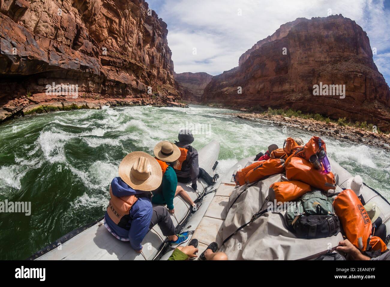 Sparare le rapide in una zattera sul fiume Colorado, Grand Canyon National Park, patrimonio dell'umanità dell'UNESCO, Arizona, Stati Uniti d'America Foto Stock