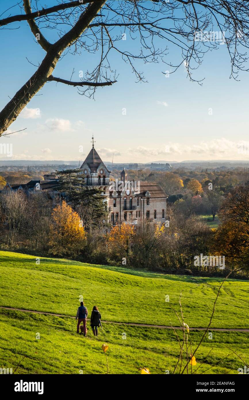 Vista su Terrace Field e Petersham Meadows fino al Tamigi, con boschi, e sentiero pubblico in autunno, Richmond Hill, Londra Foto Stock