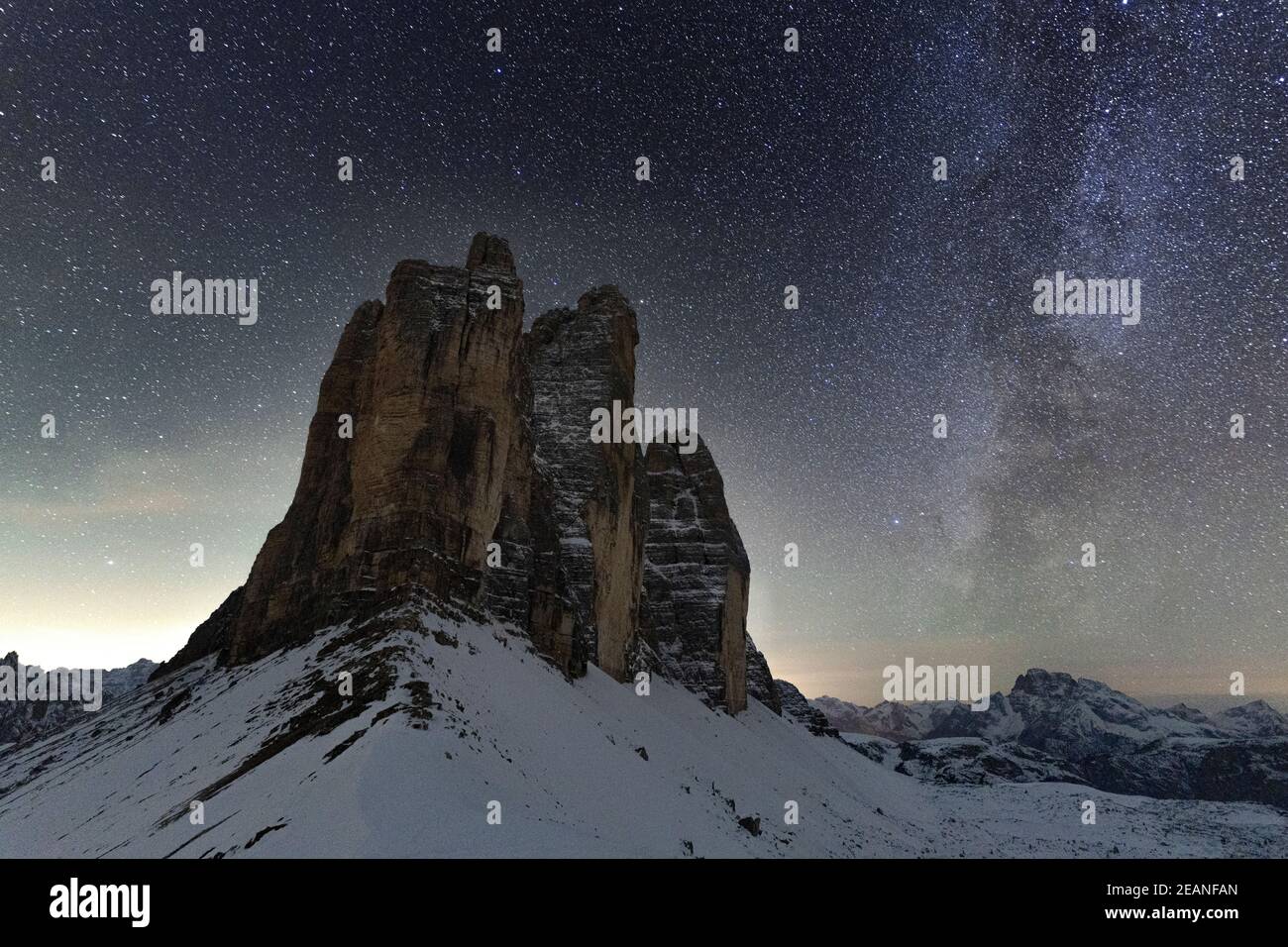 Stelle nel cielo notturno sulle maestose rocce delle tre Cime di Lavaredo, Dolomiti di Sesto, Alto Adige, Italia, Europa Foto Stock