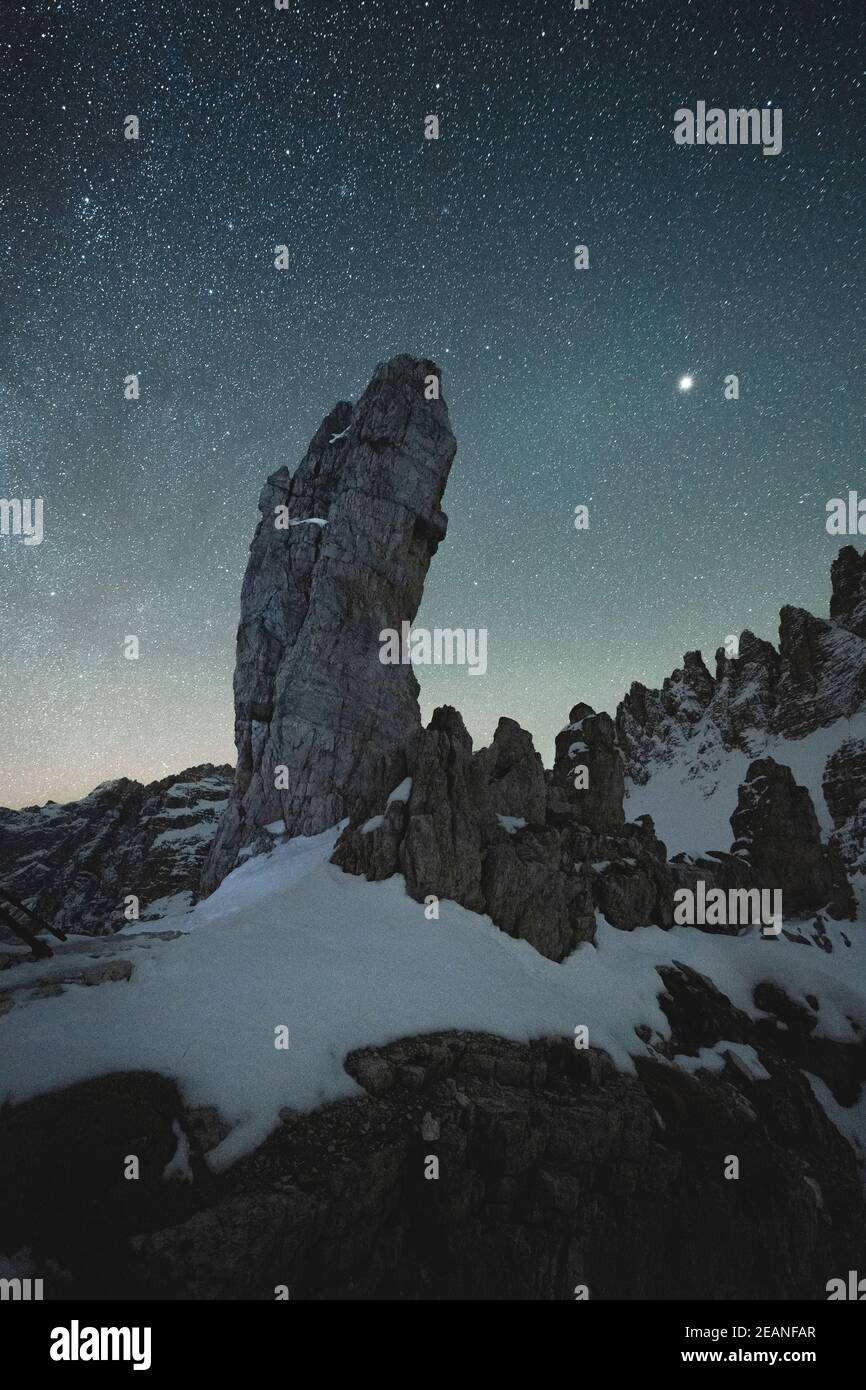 Stelle sulla roccia di Frankfurter Wurstel (Salsiccia) e Monte Paterno, Dolomiti di Sesto, Bolzano, Alto Adige, Italia, Europa Foto Stock