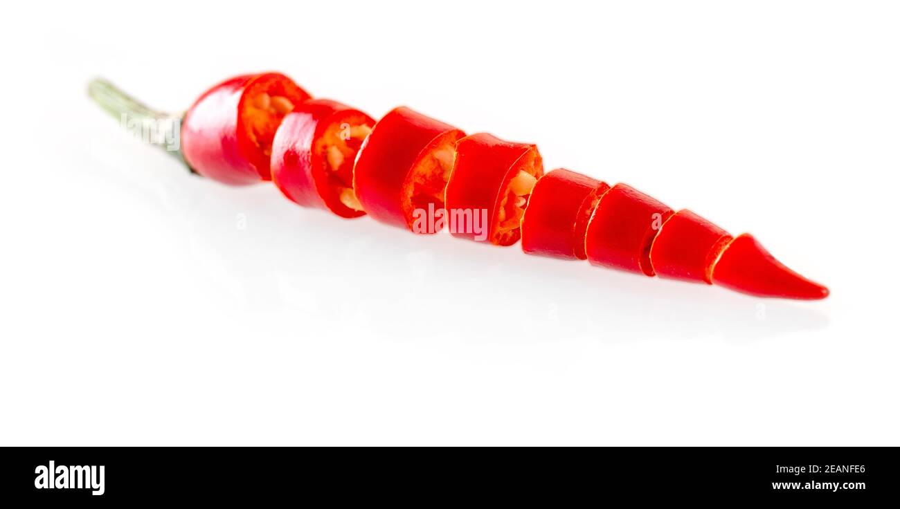 vista dall'alto del peperoncino rosso tagliato isolato su bianco sfondo Foto Stock