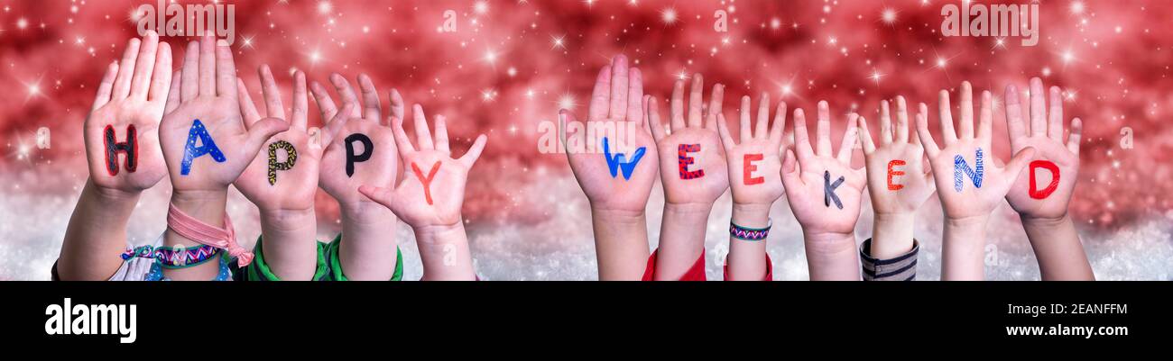 Bambini mani costruire parola felice Weekend, rosso Natale sfondo Foto Stock