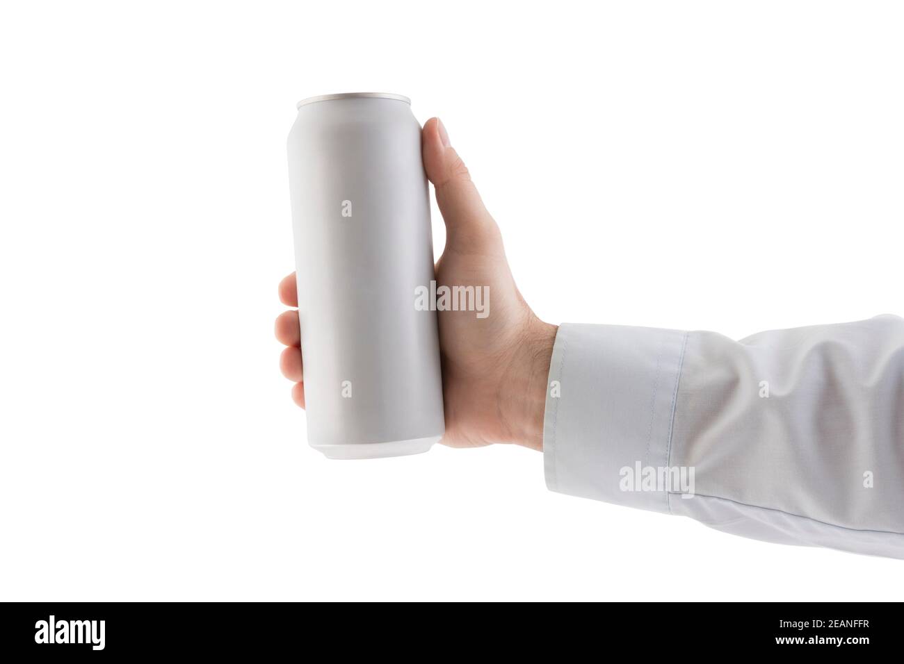 Uomo che tiene una lattina bianca in alluminio grezzo con una bevanda isolata sfondo bianco con tracciato di ritaglio Foto Stock
