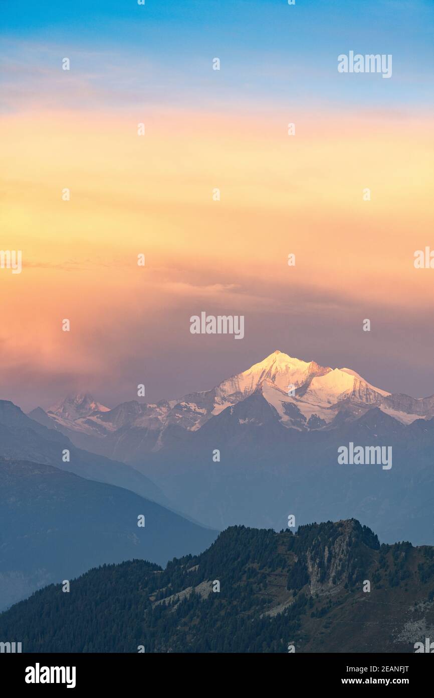 Nuvole nel cielo stellato all'alba sopra il Cervino e la cima innevata Weisshorn, Alpi Pennine, Cantone Vallese, Svizzera, Europa Foto Stock