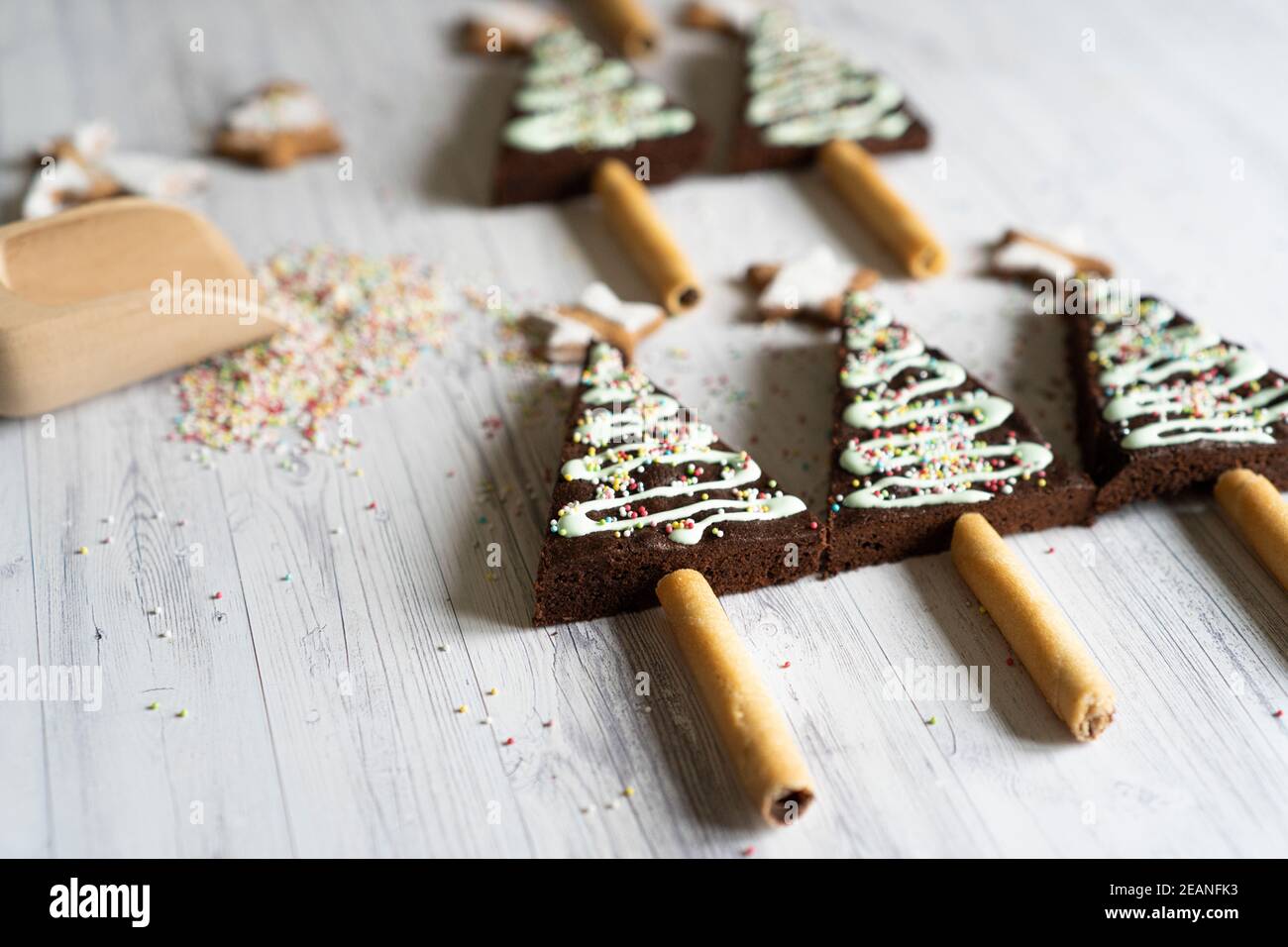 Brownie di cioccolato decorate in casa a forma di albero di Natale su sfondo tavola di legno, Italia, Europa Foto Stock