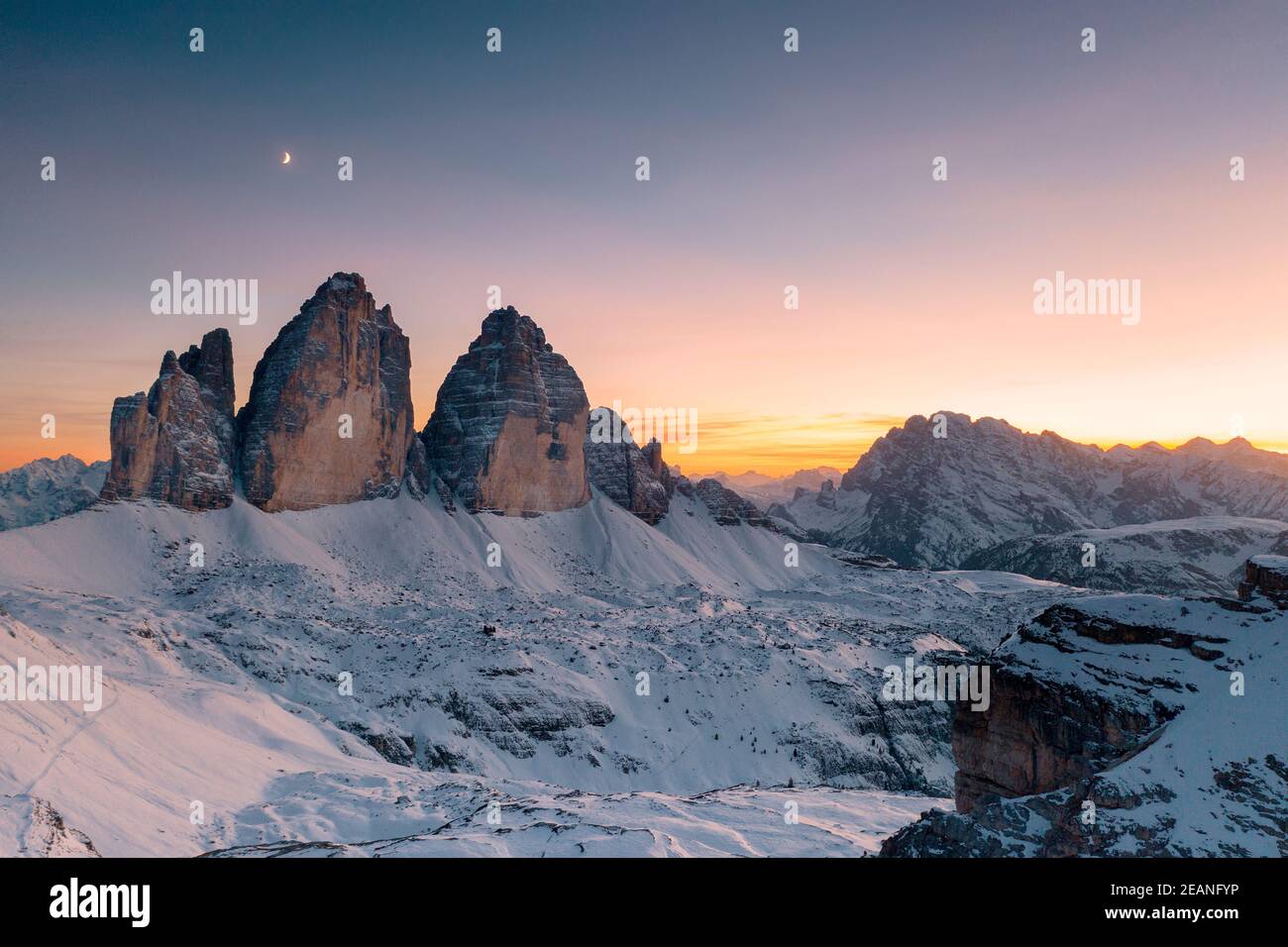 Tramonto sulle tre Cime di Lavaredo e Monte Cristallo innevato in autunno, Dolomiti, confine con l'Alto Adige e il Veneto, Italia, Europa Foto Stock