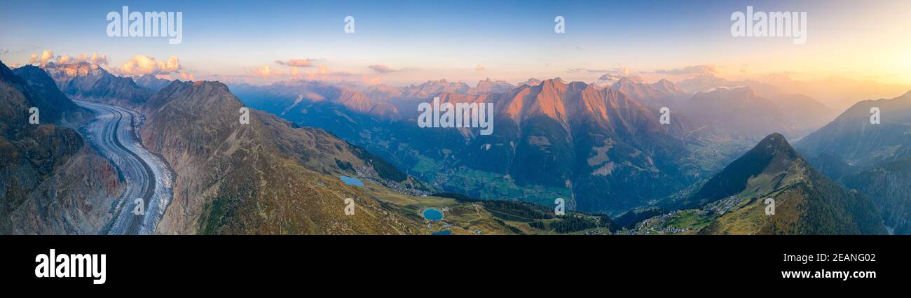 Panoramica del ghiacciaio Aletsch, Bettmeralp e Riederalp al tramonto, Alpi Bernesi, Cantone Vallese, Svizzera, Europa Foto Stock