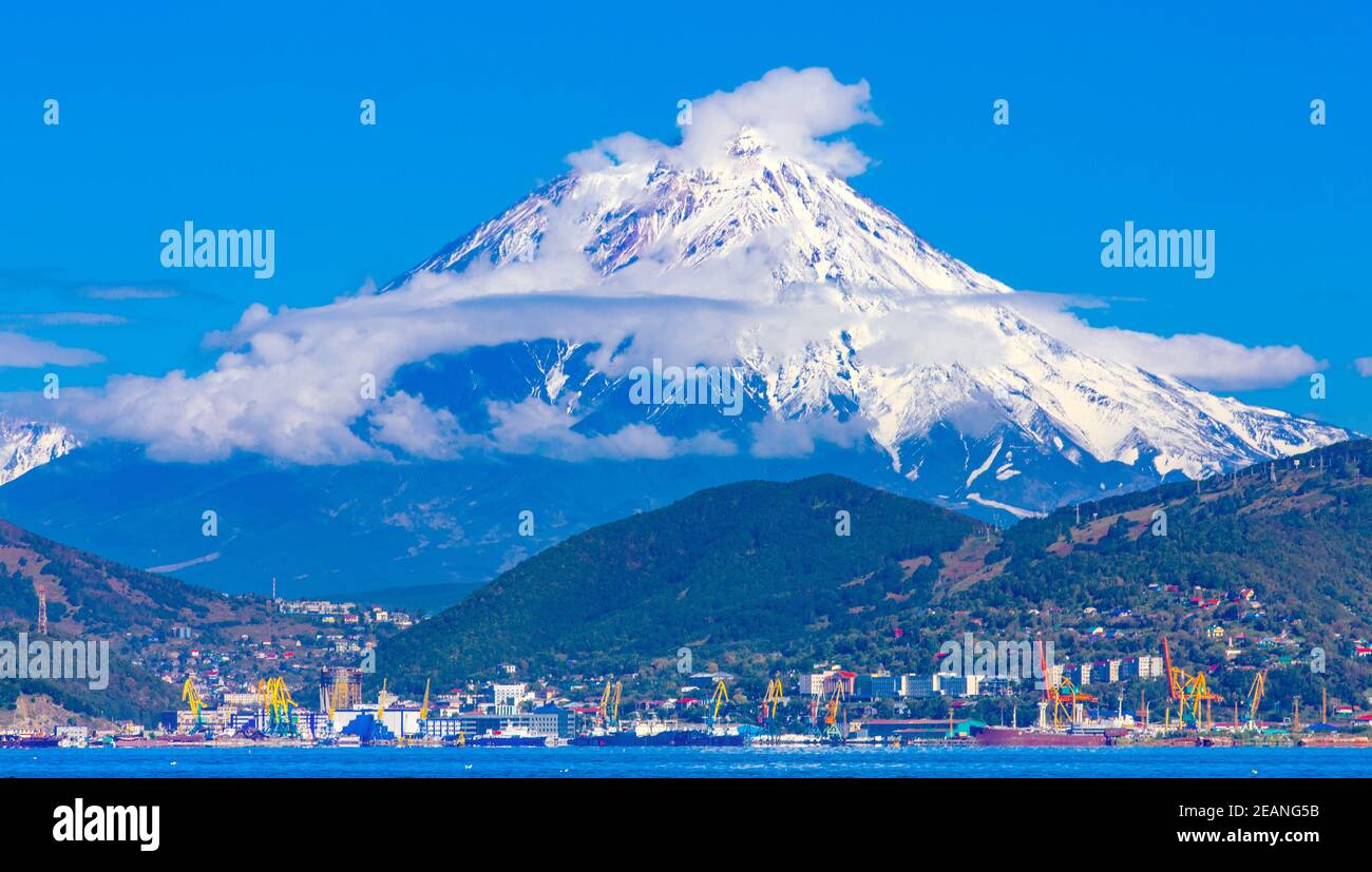 Vista panoramica della città Petropavlovsk-Kamchatsky e vulcani: Vulcano Koryaksky, Vulcano Avacha, Vulcano Kozelsky. Estremo Oriente russo, Kamchatka Foto Stock