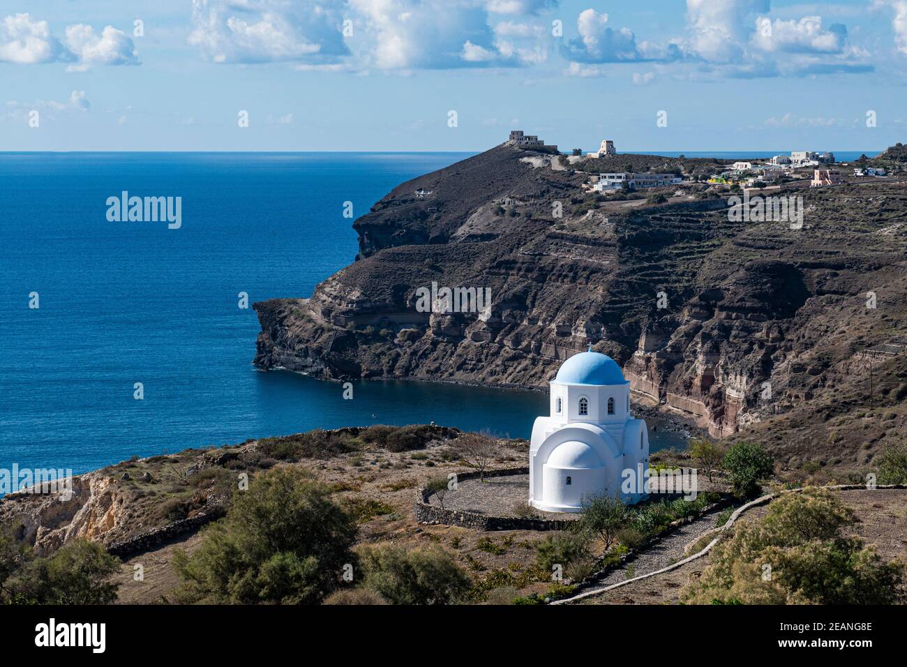 Piccola cappella sulla costa meridionale di Santorini, Cicladi, Grecia, Europa Foto Stock