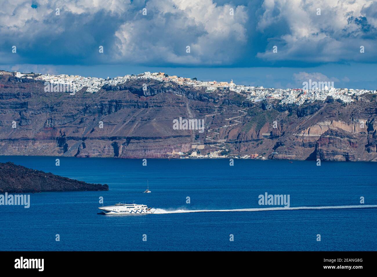 Vista panoramica sulla caldera di Santorini, Santorini, Cicladi, Isole greche, Grecia, Europa Foto Stock