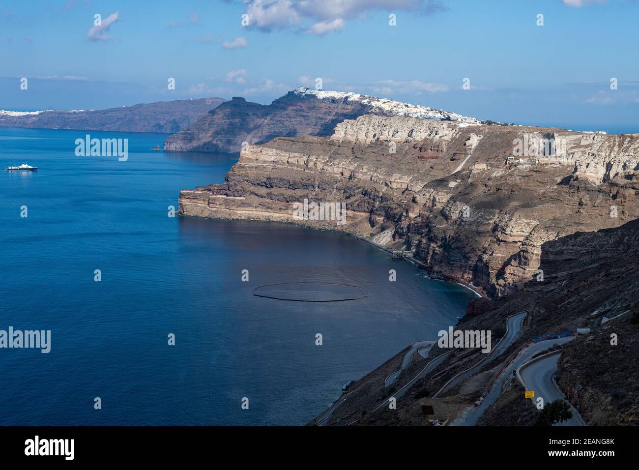 Vista panoramica sulla caldera di Santorini, Santorini, Cicladi, Isole greche, Grecia, Europa Foto Stock