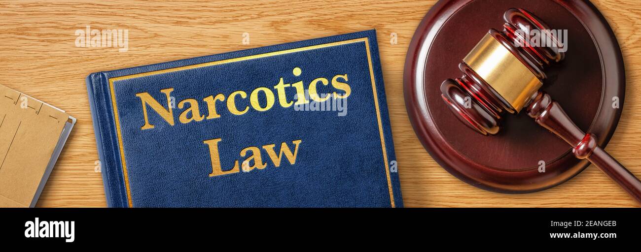 Un gavel con un libro di legge - Legge di Narcotics Foto Stock