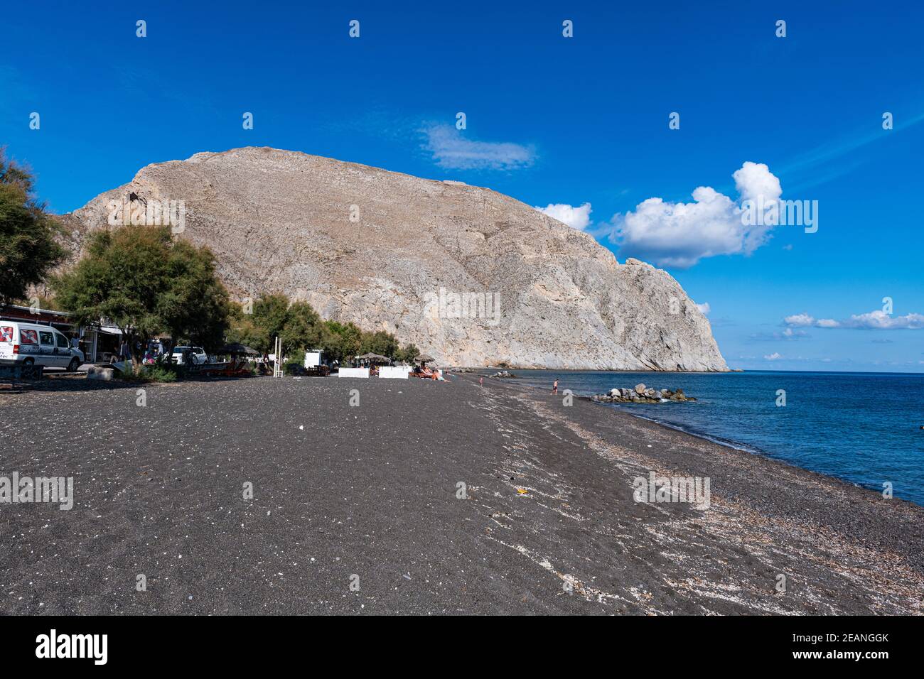 Spiaggia di lava nera a Perissa, Santorini, Cicladi, Grecia, Europa Foto Stock