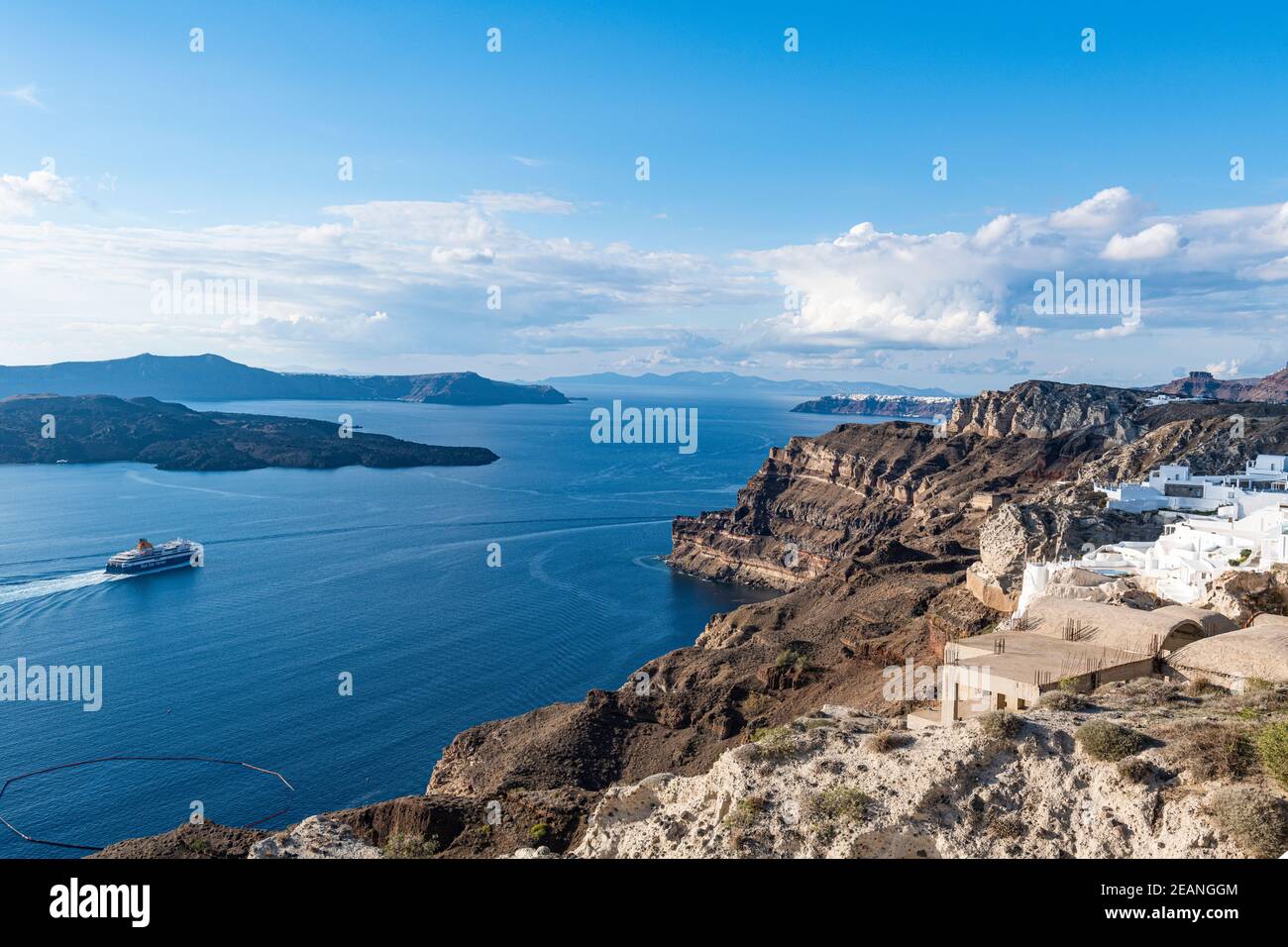 Traghetto che passa la calderea di Fira, Santorini, Cicladi, Isole greche, Grecia, Europa Foto Stock