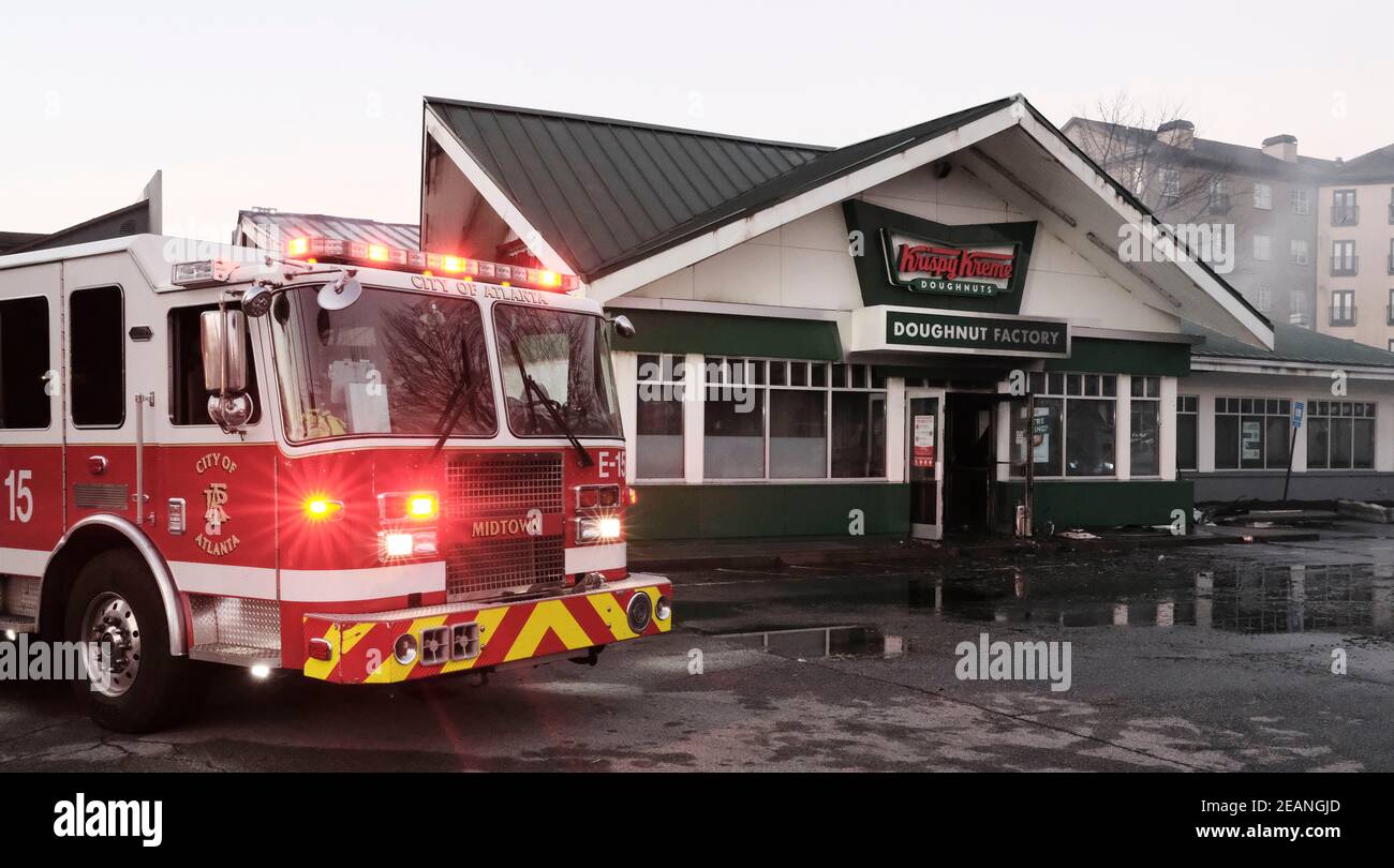 Atlanta, Georgia, Stati Uniti. 10 Feb 2021. Uno storico negozio di ciambelle Krispy Kreme su Ponce De Leon Ave ad Atlanta ha preso fuoco mercoledì mattina presto. Il negozio è stato costruito nel 1965 e per anni è stato un punto di riferimento. La sala NBA del famoso Shaquille o'Neal divenne il proprietario del negozio nel 2016. Credit: John Arthur Brown/ZUMA Wire/Alamy Live News Foto Stock