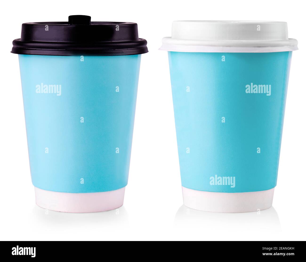 Tazza di carta blu con coperchio nero isolato su sfondo bianco. Foto Stock