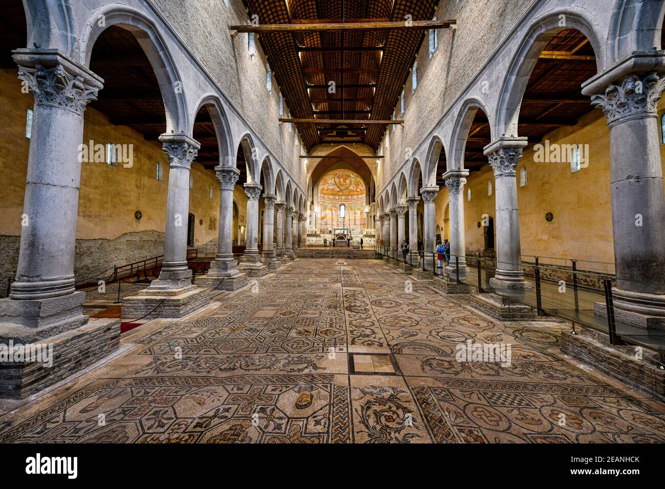 Interno della Cattedrale di Aquileia con il pavimento in mosaico, Patrimonio dell'Umanità dell'UNESCO, Aquileia, Udine, Friuli-Venezia Giulia, Italia, Europa Foto Stock