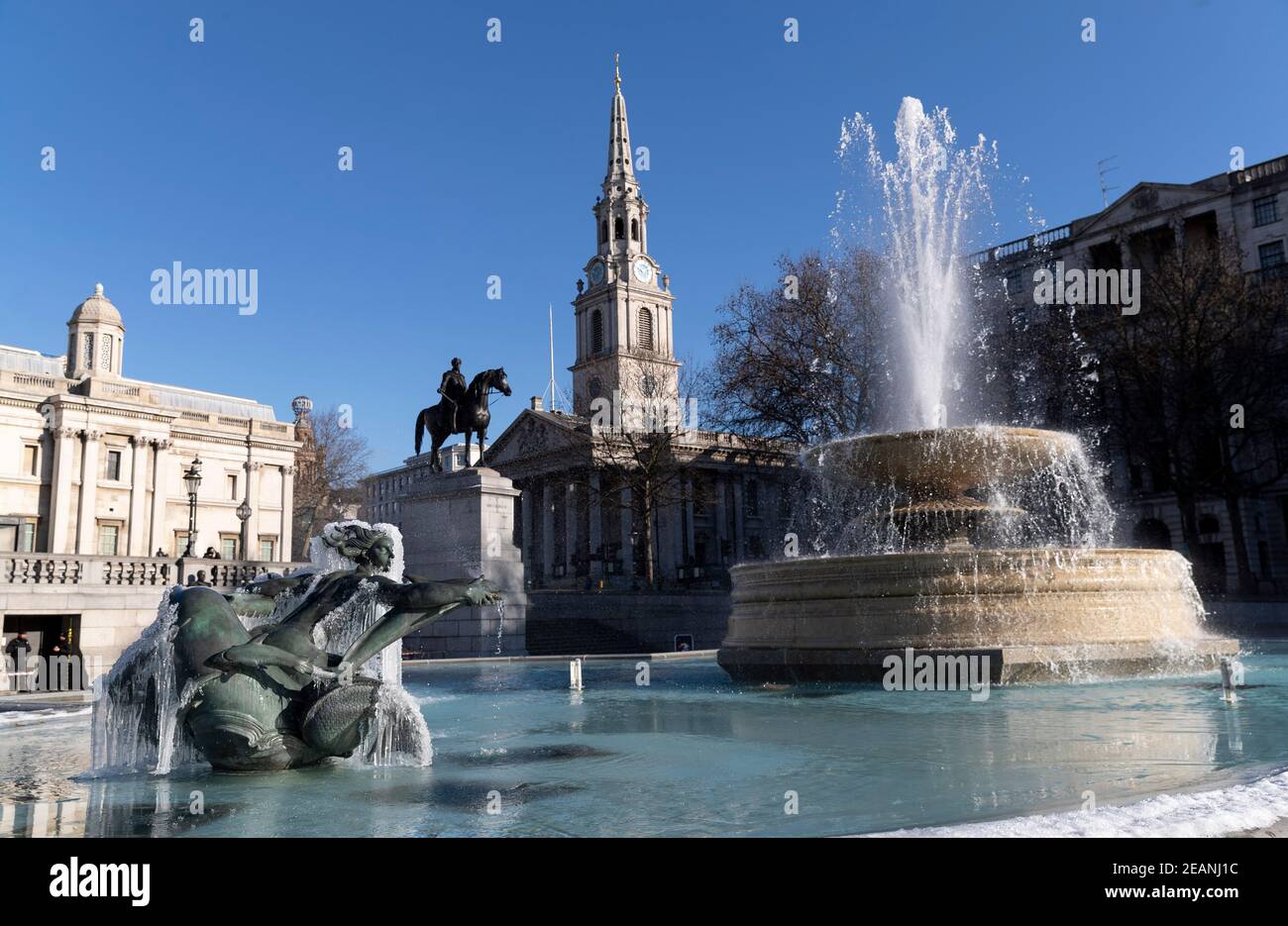 Londra, Regno Unito. 10 Feb 2021. Foto scattata il 10 febbraio 2021 mostra le ciclicoli intorno alle sculture sulla fontana a Trafalgar Square a Londra, Gran Bretagna. Storm Darcy ha portato nevicate a Londra per diversi giorni. Credit: Han Yan/Xinhua/Alamy Live News Foto Stock
