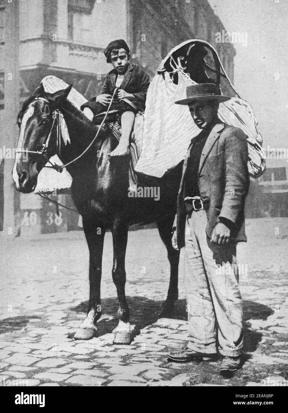 Una stampa del 20° secolo di un panettiere che consegna il pane A cavallo in Valparaiso Cile Sud America circa 1920 Foto Stock