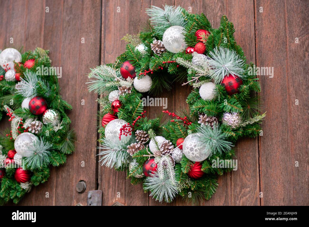 Una corona di Natale su una porta di legno Foto Stock