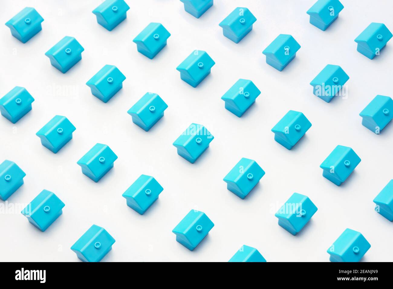 Casa del cottage del mercato immobiliare o immobiliare. Astratto modello villaggio o città quartiere costruzione nuovo modello di quartiere di molte miniature blu Foto Stock