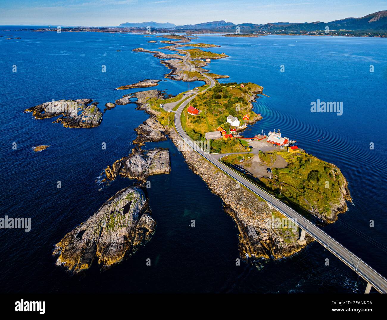 Aereo della strada dell'Oceano Atlantico, più og contea di Romsdal, Norvegia, Scandinavia, Europa Foto Stock
