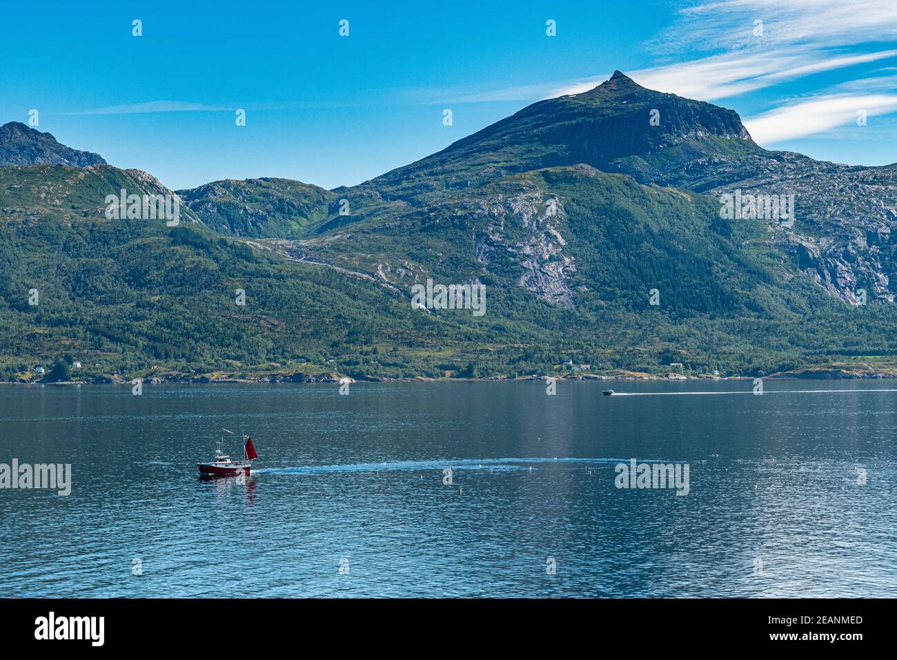 Piccola barca di fronte al paesaggio aspro di montagna, Kystriksveien Coastal Road, Norvegia, Scandinavia, Europa Foto Stock
