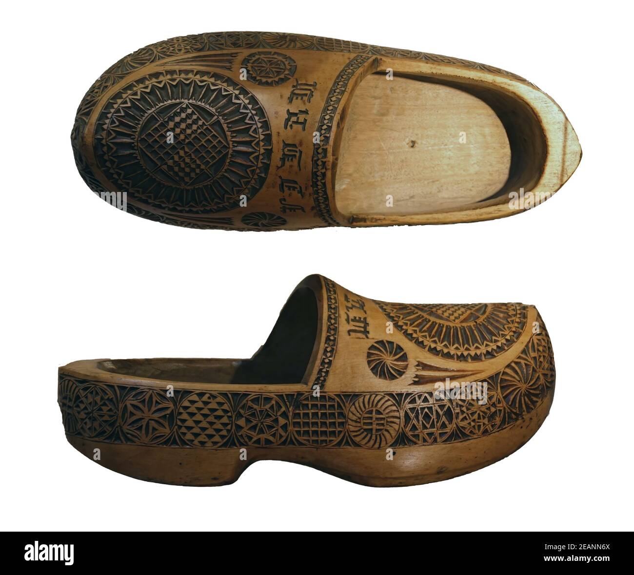 Closeup di scarpe di legno sabot vintage provenienti dai Paesi Bassi  isolati su sfondo bianco Foto stock - Alamy