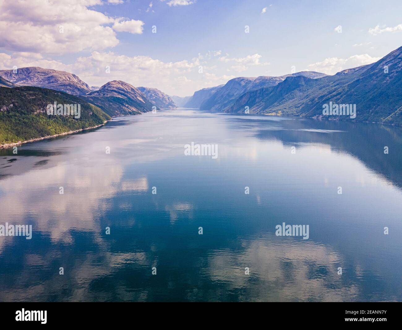 Riflessi di montagne e nuvole in acqua, Lystrefjord (Lysefjord), Rogaland, Norvegia, Scandinavia, Europa Foto Stock