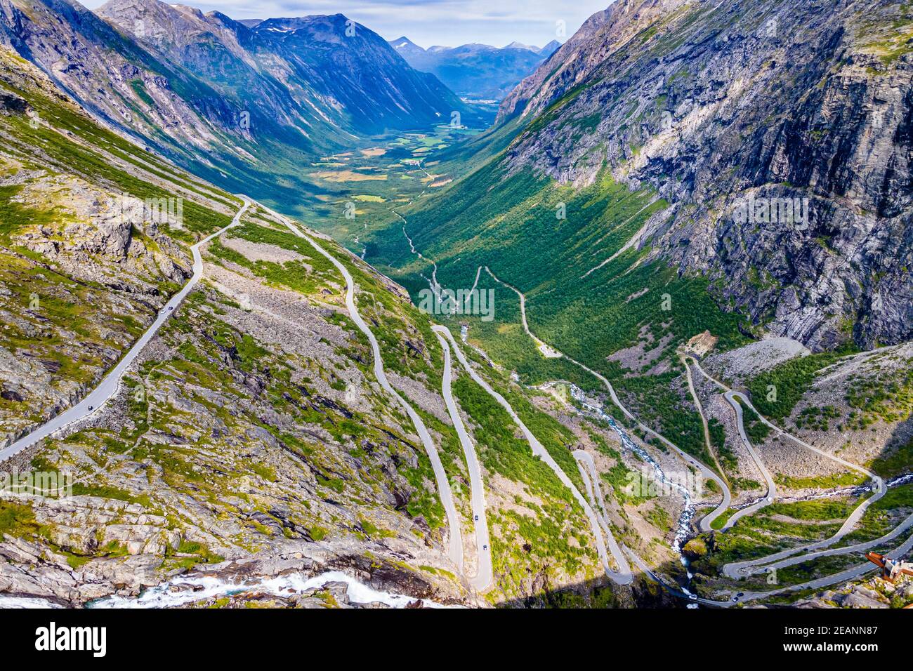 Trollstigen strada di montagna dall'aria, Norvegia, Scandinavia, Europa Foto Stock