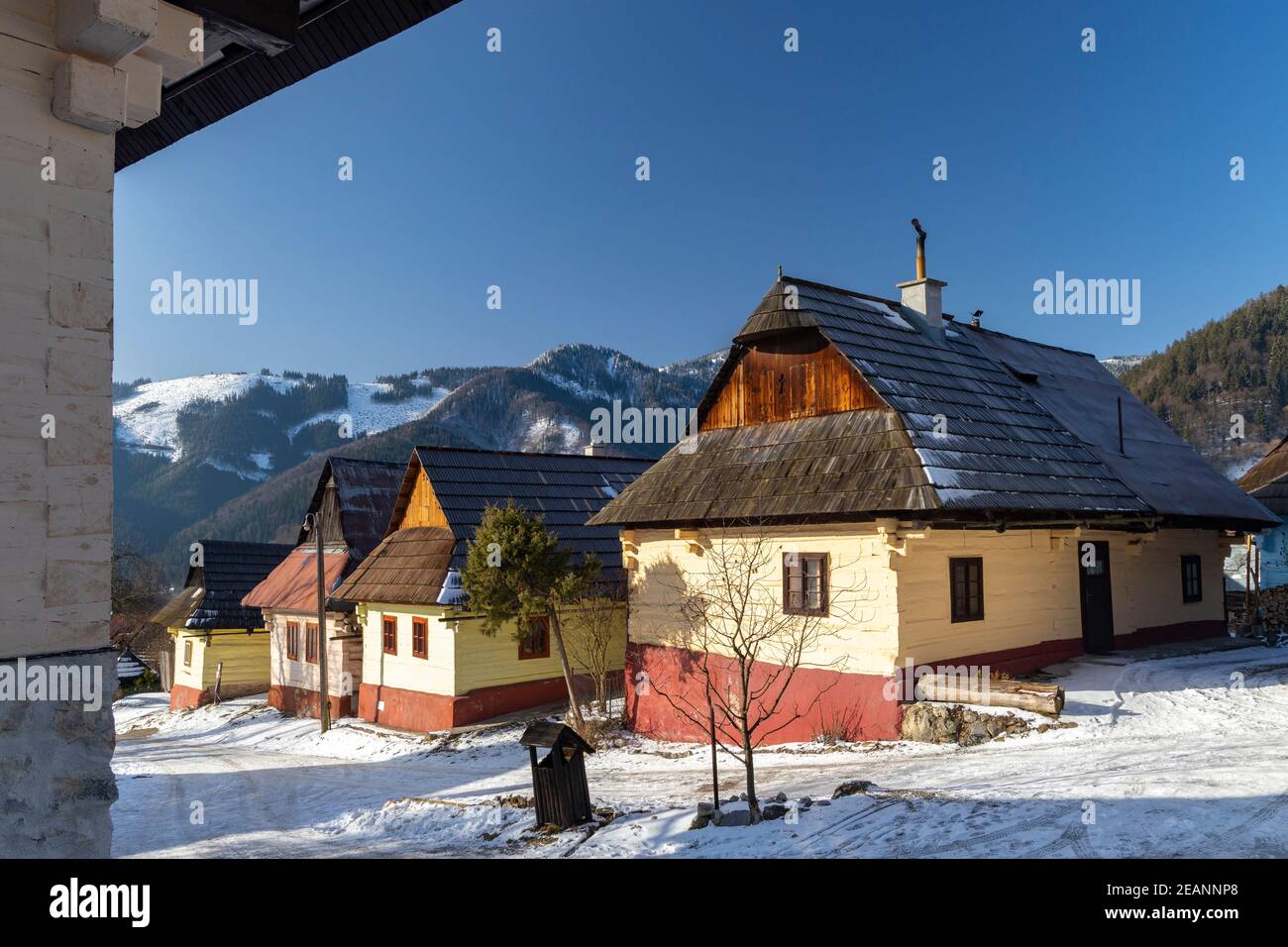 Vlkolinec villaggio sito UNESCO in Velka Fatra montagne, Slovacchia Foto Stock
