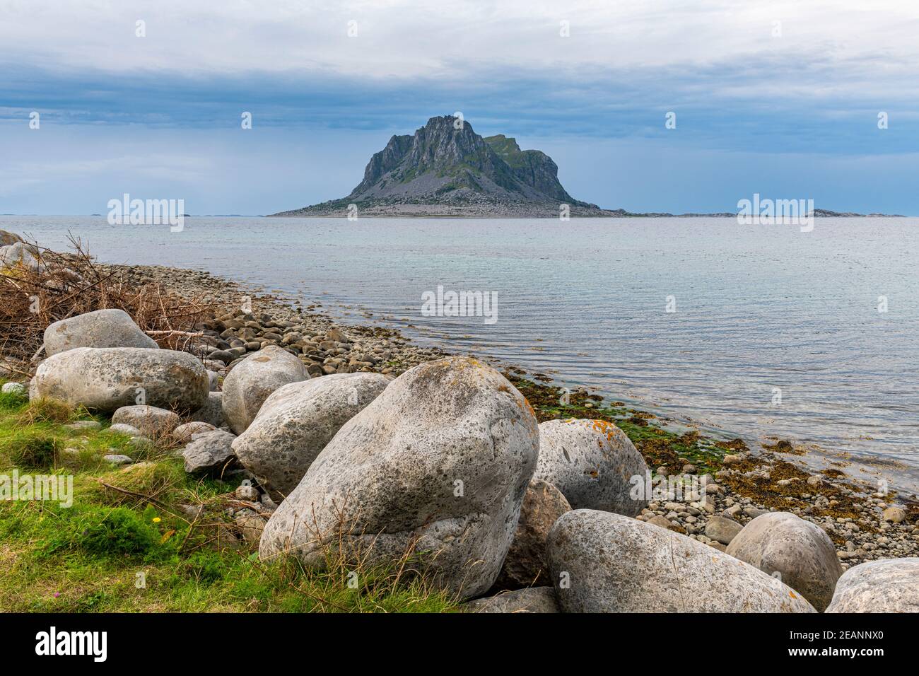 Monolito enorme nel sito patrimonio dell'umanità dell'UNESCO, l'arcipelago di Vega, la Norvegia, la Scandinavia, l'Europa Foto Stock