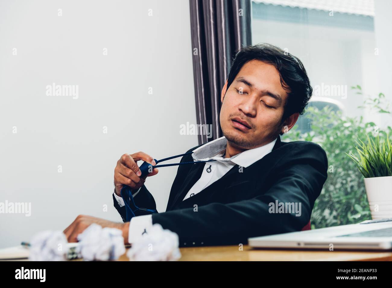 Giovane uomo d'affari asiatico manager frustrato ha stanco Foto Stock