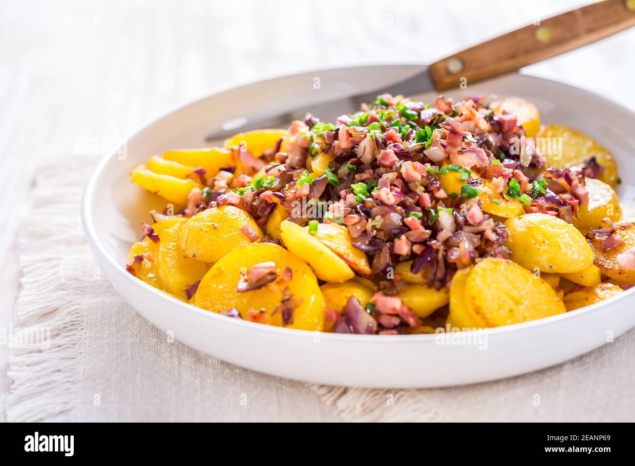 Patatine fritte - patate fritte con pancetta e cipolla Foto Stock