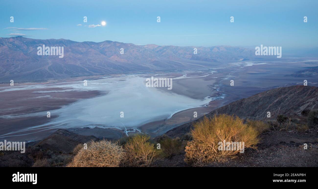 Vista panoramica al chiaro di luna sul Bacino di Badwater verso la Panamint Range, Dante's View, Death Valley National Park, California, Stati Uniti d'America Foto Stock