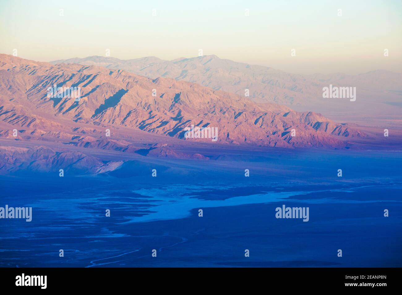 Vista sul Bacino di Badwater fino alla Panamint Range, all'alba, alla Dante's View, al Parco Nazionale della Death Valley, alla California, agli Stati Uniti d'America, al Nord America Foto Stock