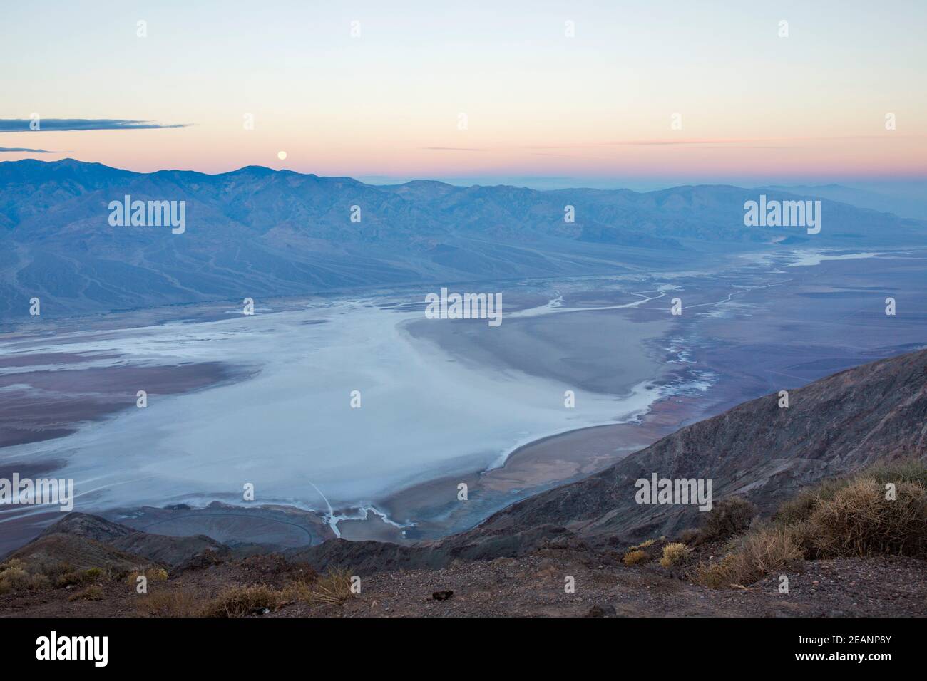 Vista al chiaro di luna sul Bacino di Badwater verso la Panamint Range, Dante's View, il Death Valley National Park, la California, gli Stati Uniti d'America Foto Stock
