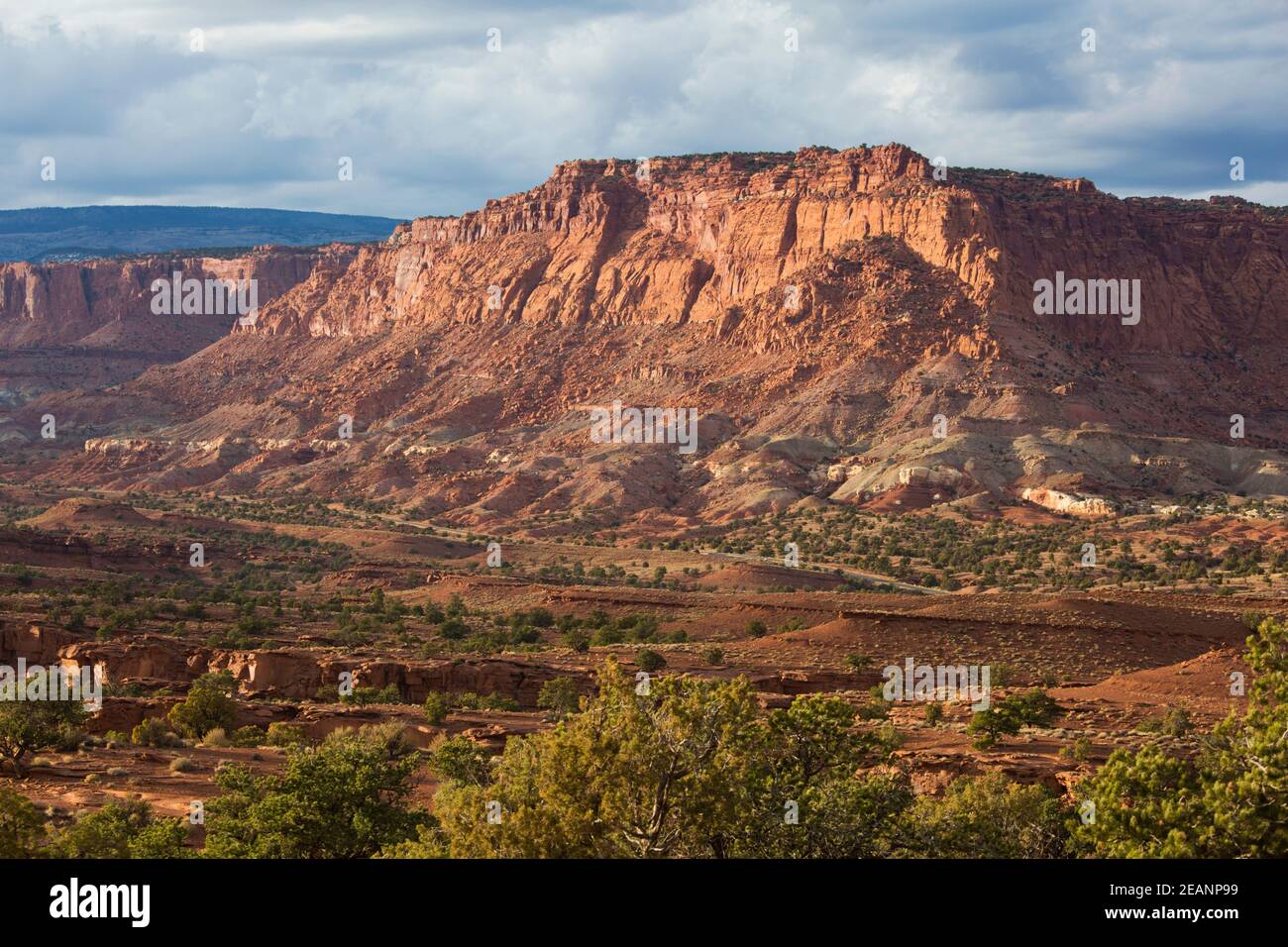 Vista da Panorama Point attraverso la valle alle aspre scogliere di WaterPocket Fold, tramonto, Capitol Reef National Park, Utah, Stati Uniti d'America Foto Stock