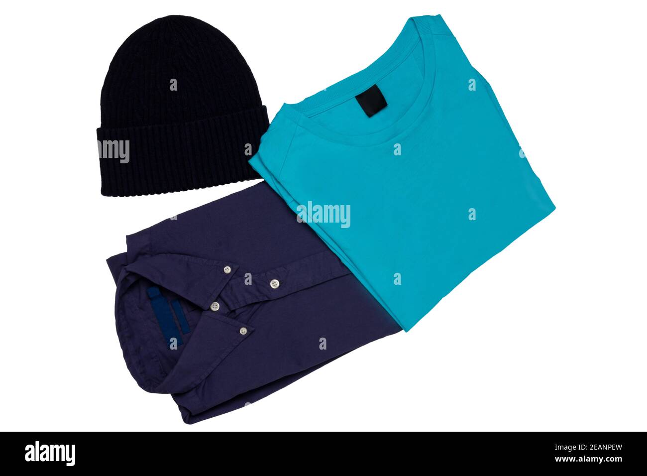 Closeup di una elegante camicia ripiegata blu scuro, una t-shirt blu e un cappuccio o cappuccio nero isolato su uno sfondo bianco. Abbigliamento alla moda uomo. Foto Stock