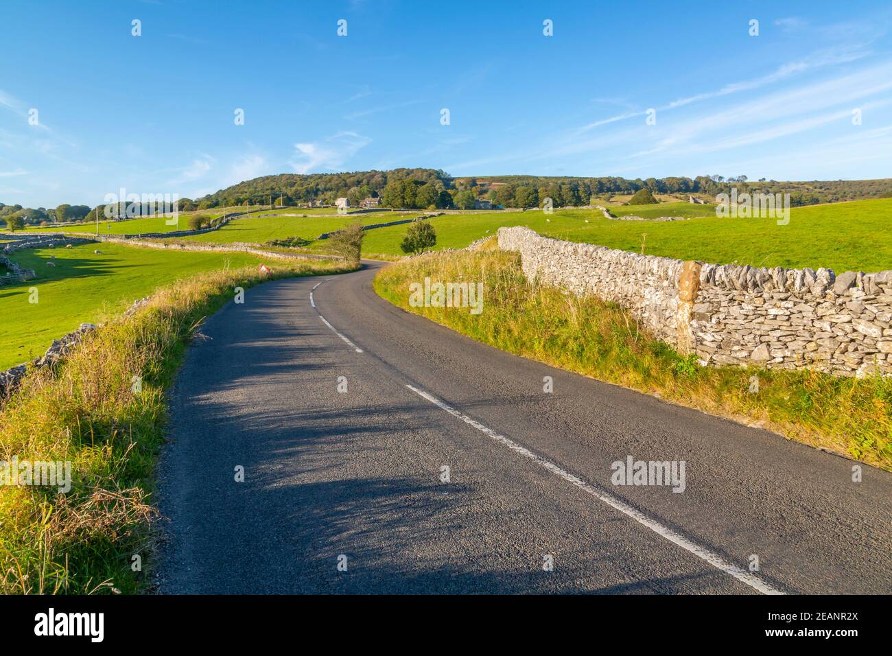 Vista delle pareti in pietra a secco sulla corsia di campagna, Foolow, Derbyshire Peak District, Derbyshire, Inghilterra, Regno Unito, Europa Foto Stock