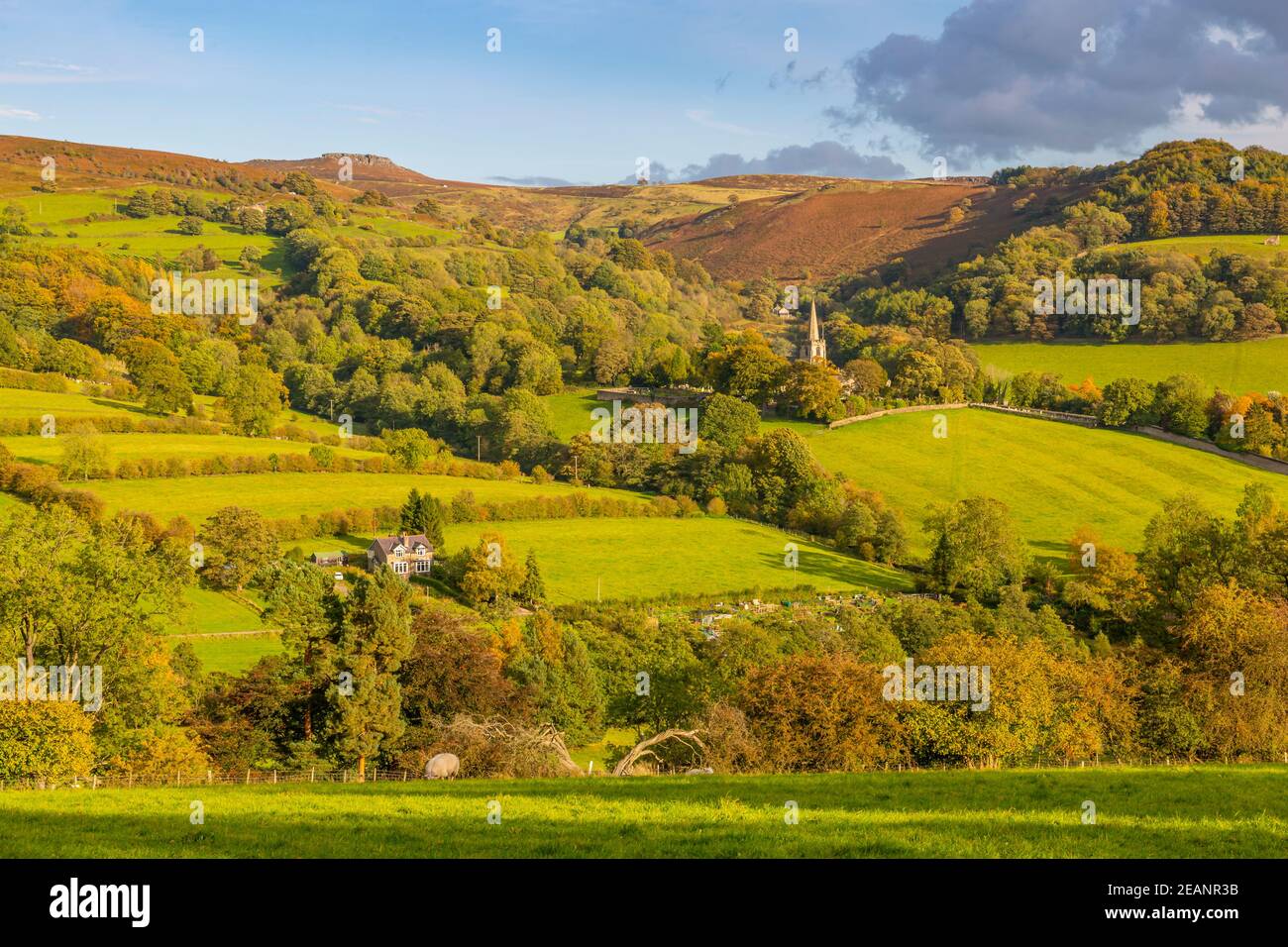 Vista di Hathersage e campagna autunnal colori, Derbyshire Peak District, Derbyshire, Inghilterra, Regno Unito, Europa Foto Stock